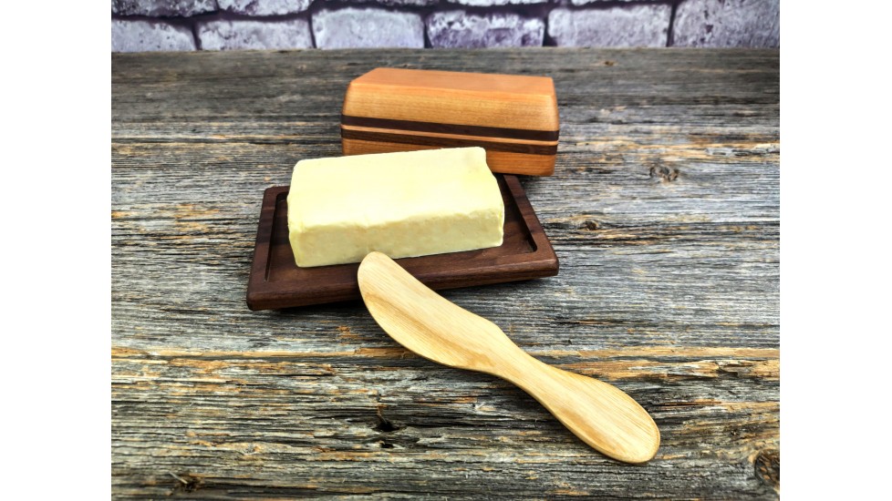 Beurrier en bois Helga fabriqué à la main au Québec (format demi brique de beurre 227g)